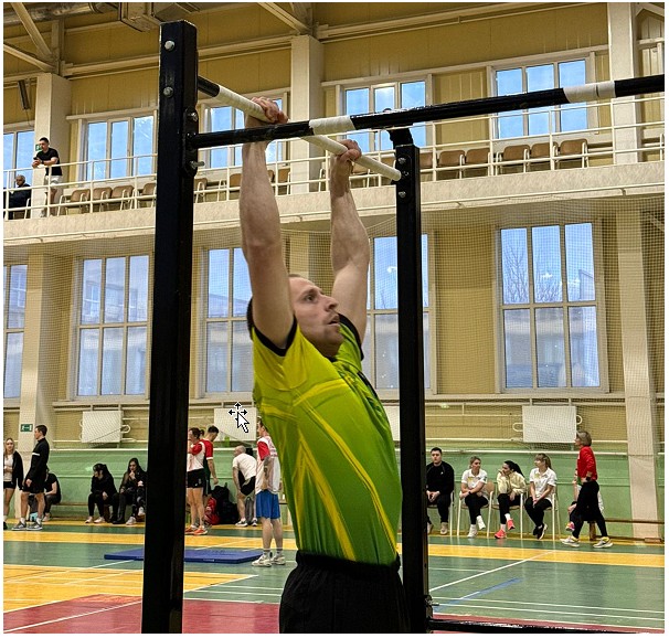 Участнику подтягивания запрещено.